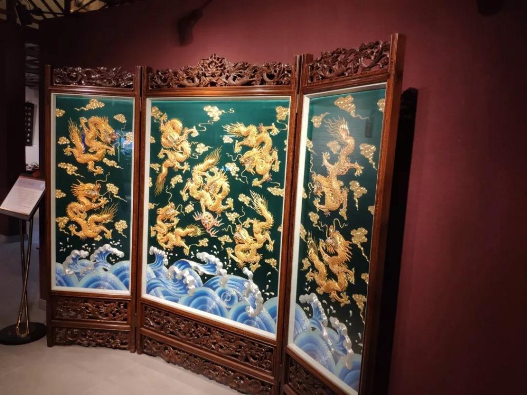 巖星建設(shè)|廣東嶺南工藝美術(shù)館工程設(shè)計插圖(1) 粵繡·釘金繡《九龍屏風》